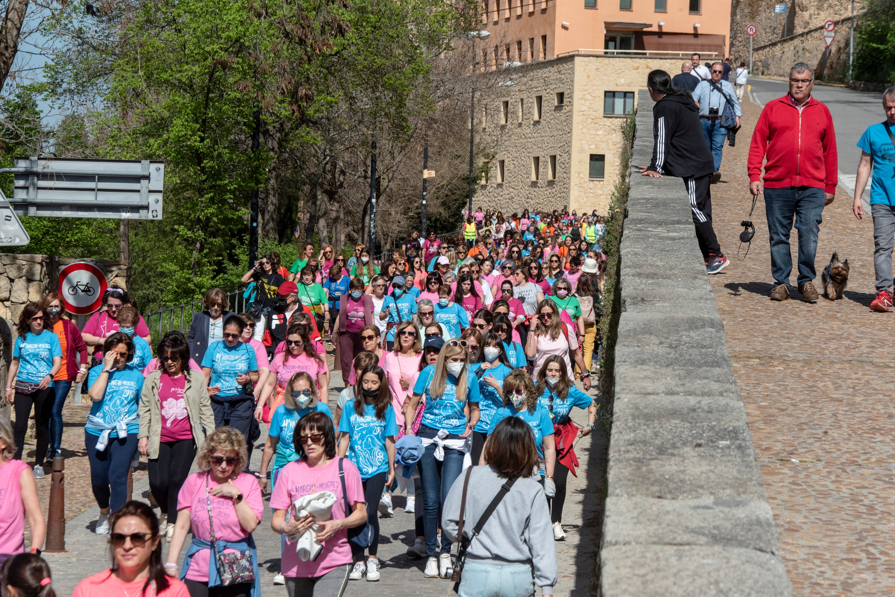 Cientos de mujeres marchan este 1 de mayo por las calles de Segovia.