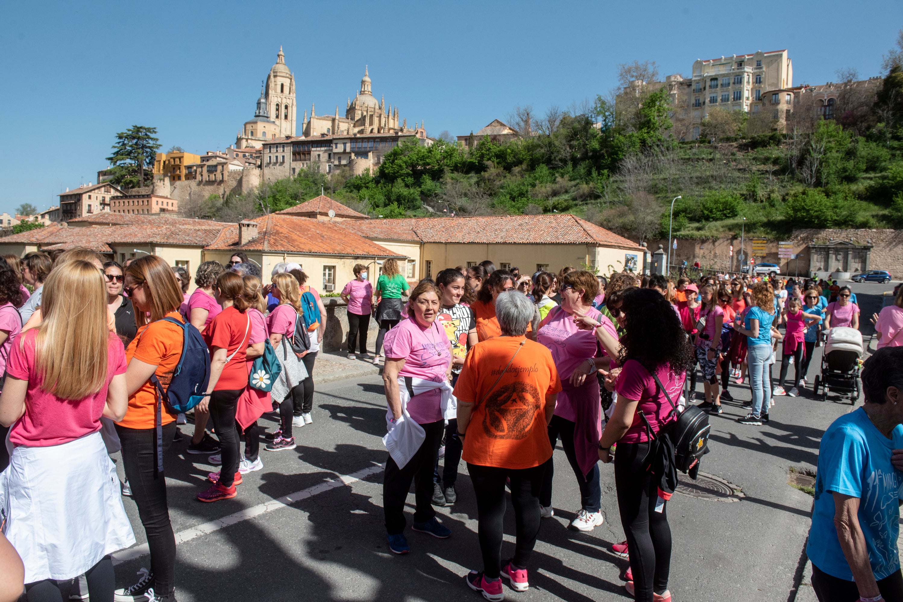 Cientos de mujeres marchan este 1 de mayo por las calles de Segovia.