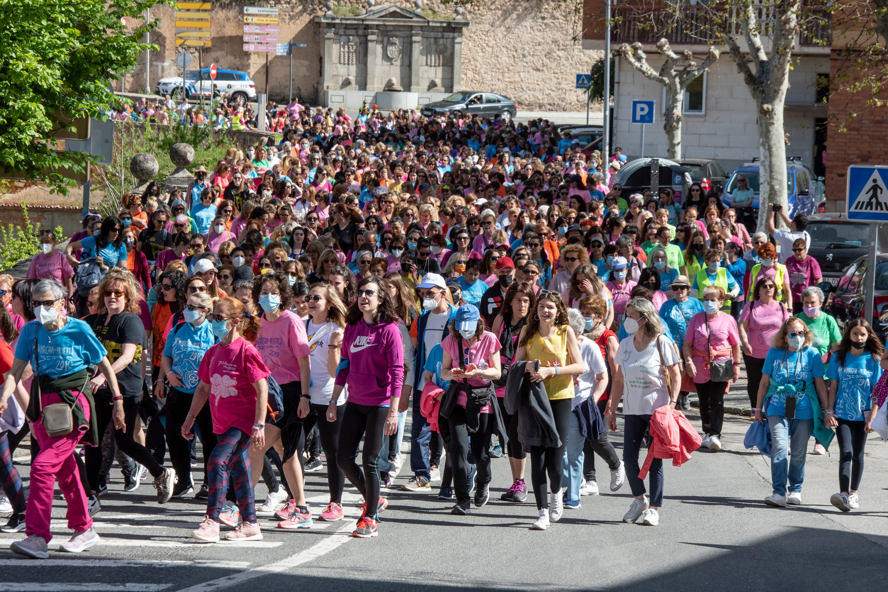 Cientos de mujeres marchan este 1 de mayo por las calles de Segovia.