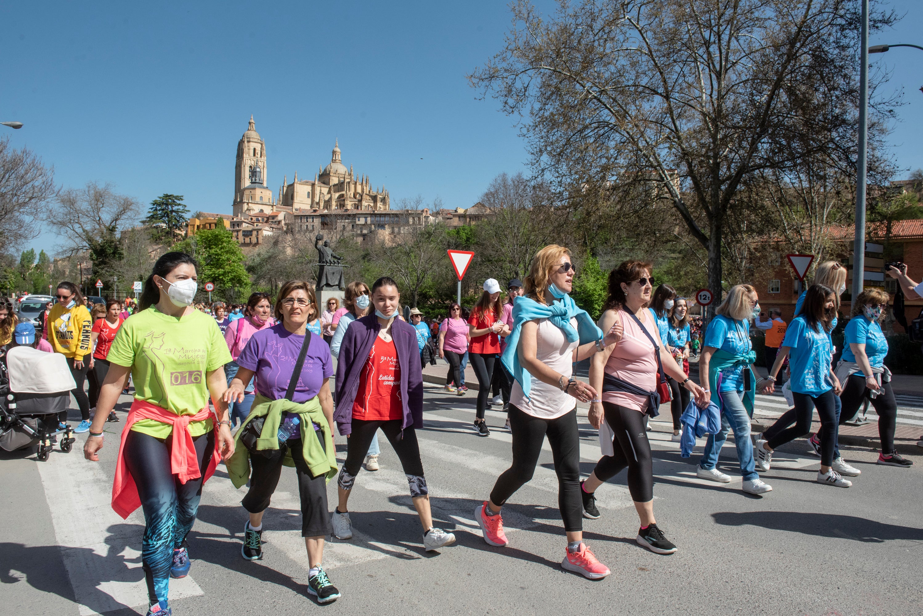 Cientos de mujeres marchan este 1 de mayo por las calles de Segovia.