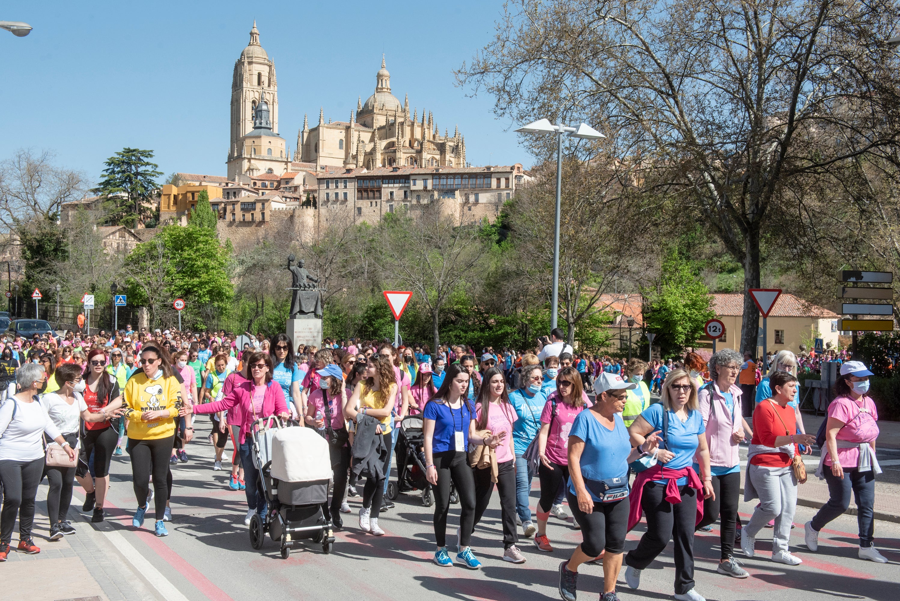 Cientos de mujeres marchan este 1 de mayo por las calles de Segovia.