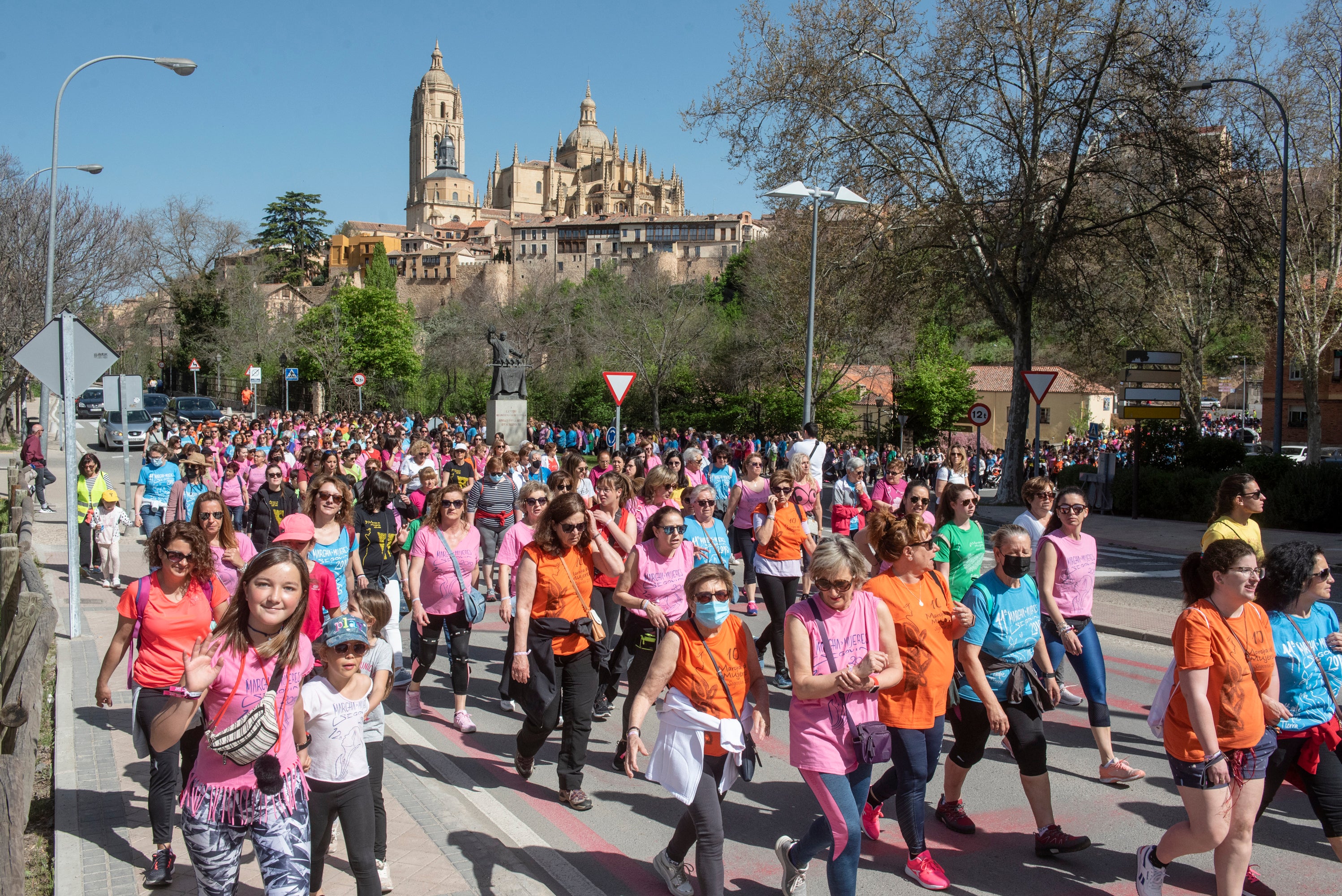 Cientos de mujeres marchan este 1 de mayo por las calles de Segovia.
