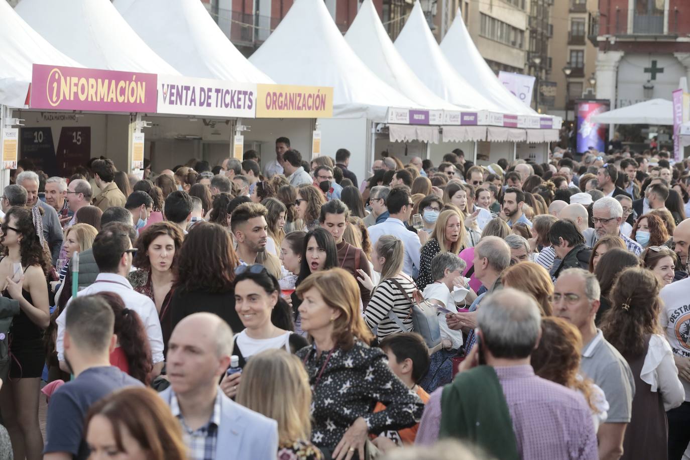 Decenas de personas disfrutan de los vinos y los productos de Valladolid. 