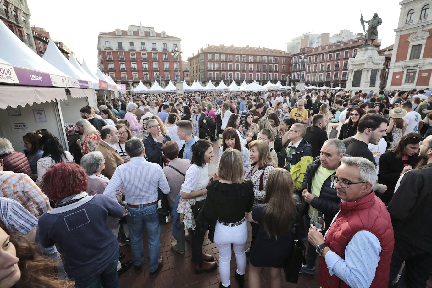 Decenas de personas disfrutan de los vinos y los productos de Valladolid. 