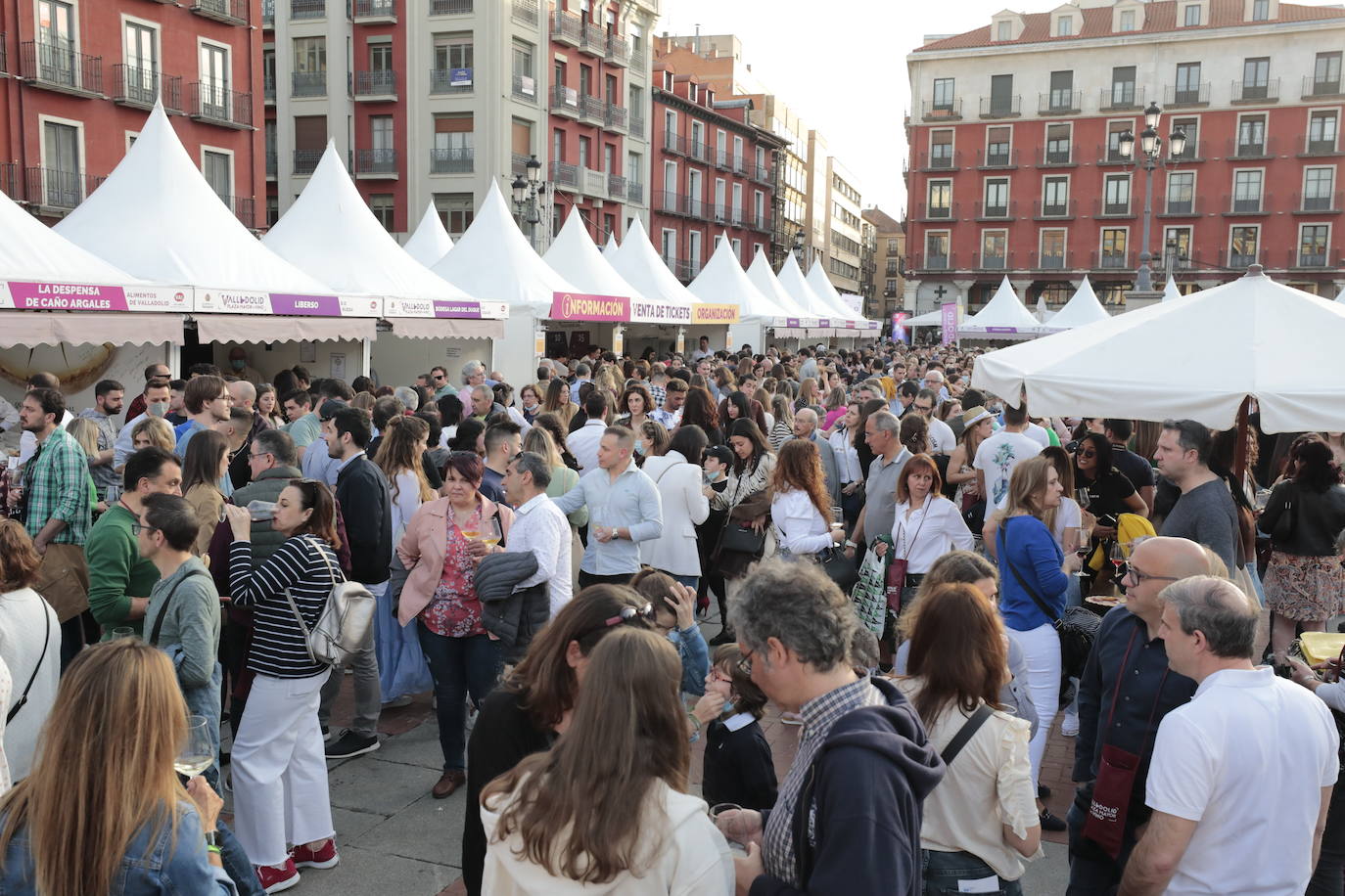 Decenas de personas disfrutan de los vinos y los productos de Valladolid. 