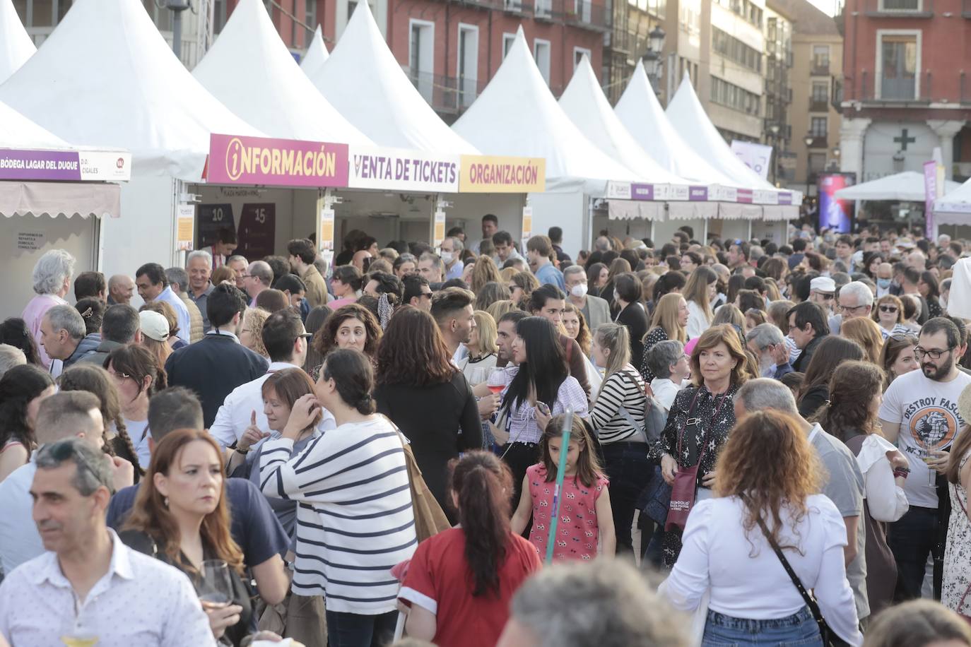 Decenas de personas disfrutan de los vinos y los productos de Valladolid. 