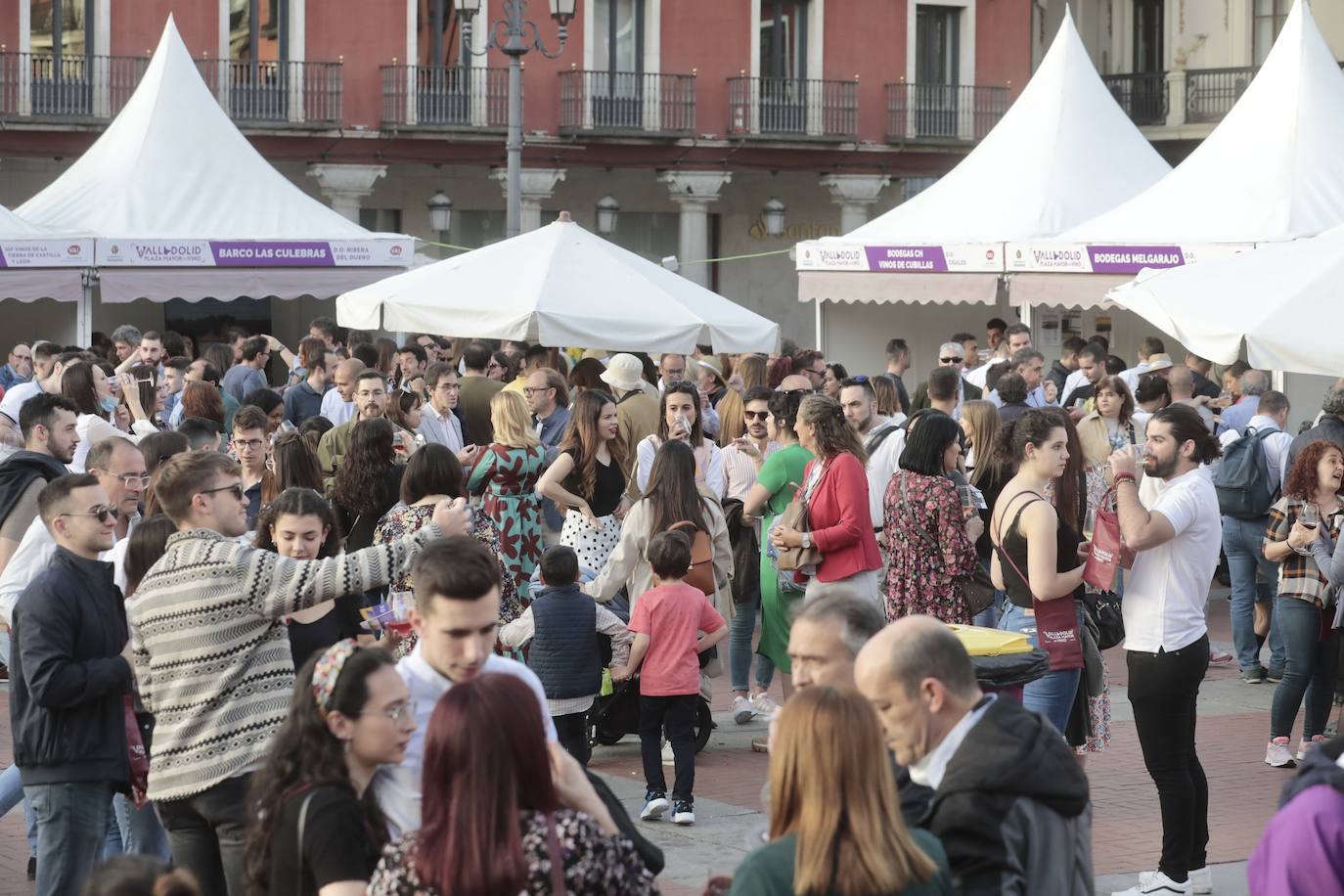 Decenas de personas disfrutan de los vinos y los productos de Valladolid. 