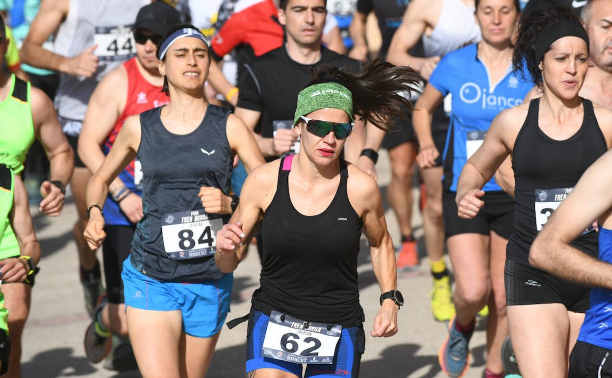La italiana Silvia Serafini, con el dorsal 84, ganadora del IV Trail Tren Burra. 