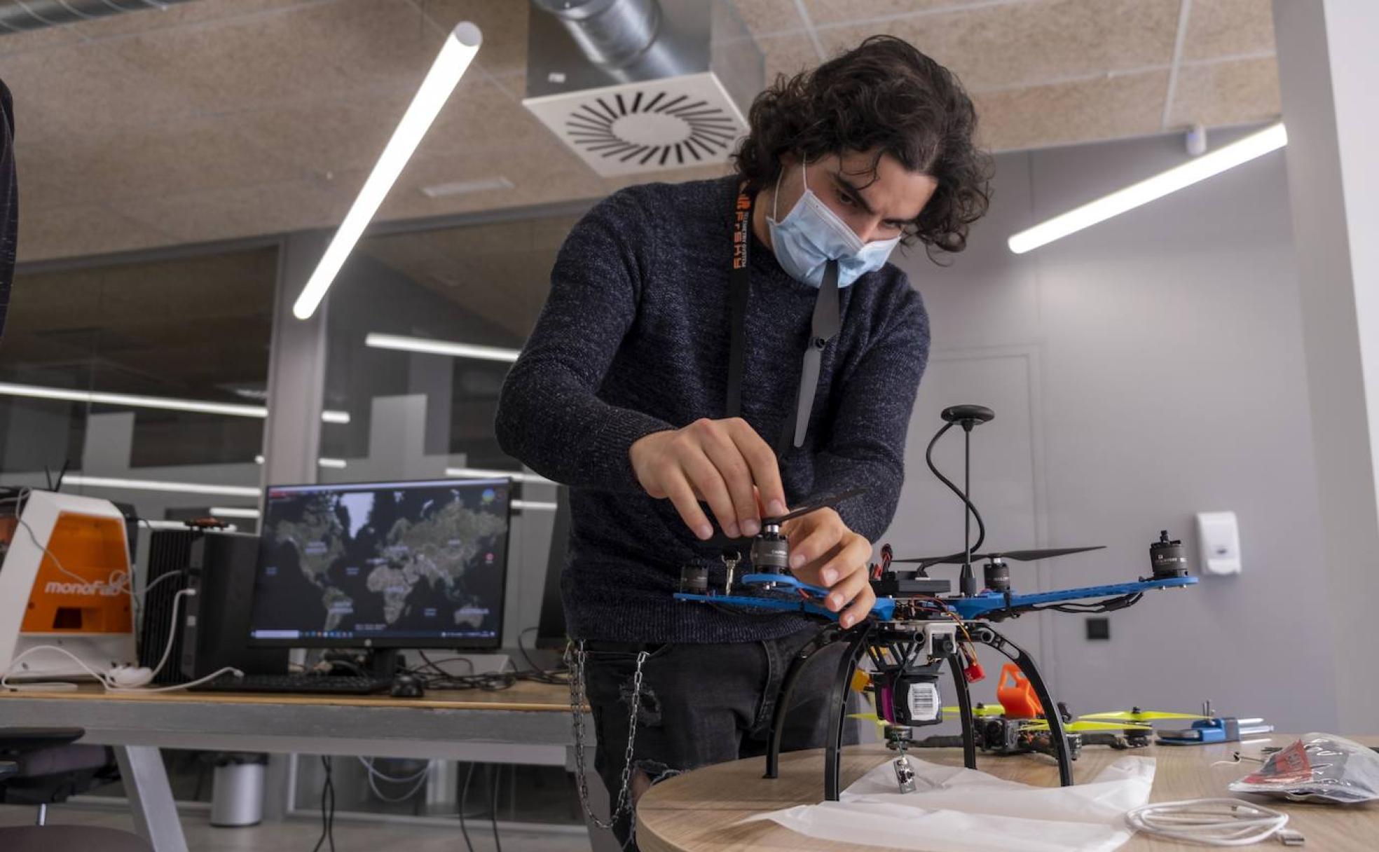 Participante en el curso de iniciación para construcción y manejo de drones