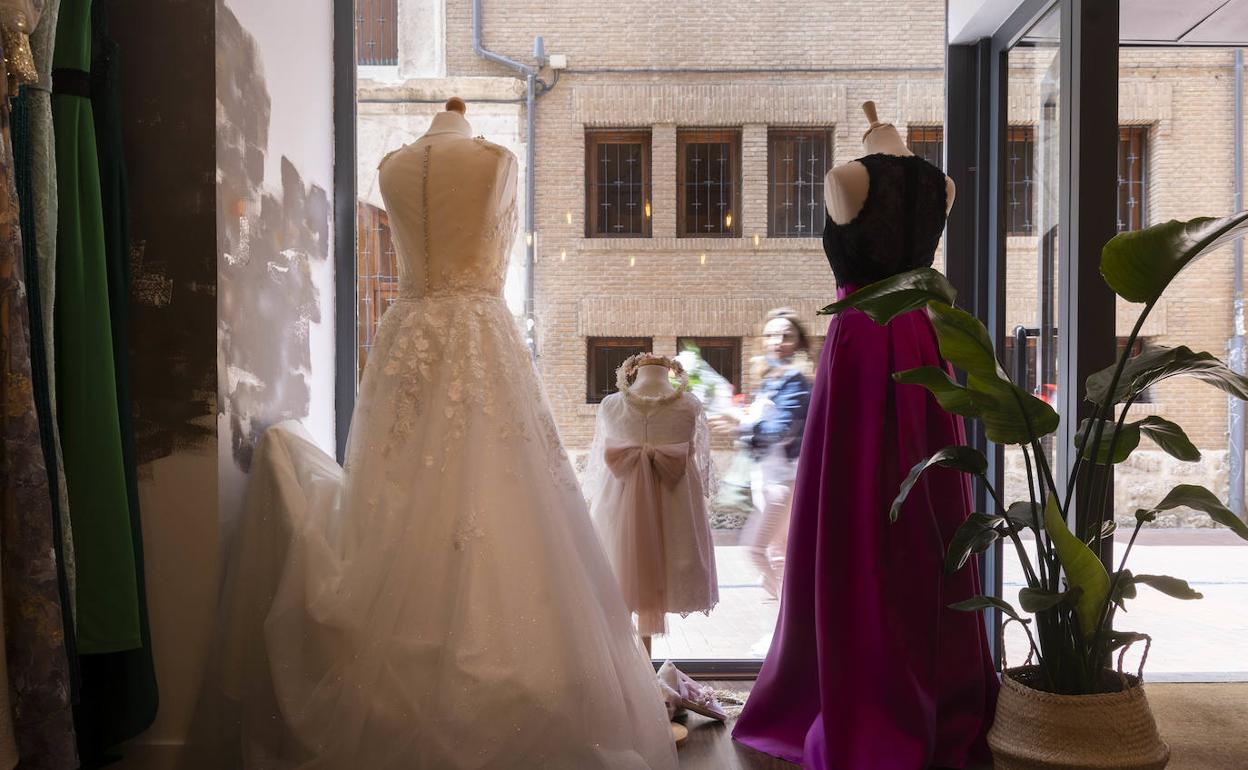 Escaparate de la tienda de vestidos de boda La Novia&Co. 