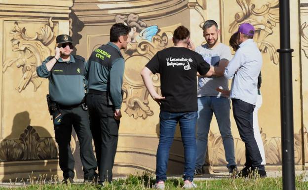 Agentes de la Guardia Civil dialogan tras la cogida en La Seca.