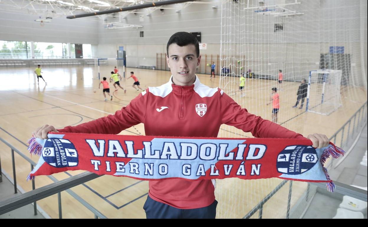 Pablo Sanz posa con la bufanda de su equipo en el Polideportivo Lalo García. 