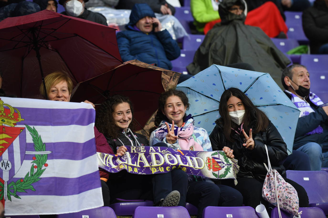 Aficionados en las gradas del Zorrilla durante el encuentro con la Real Sociedad B. 