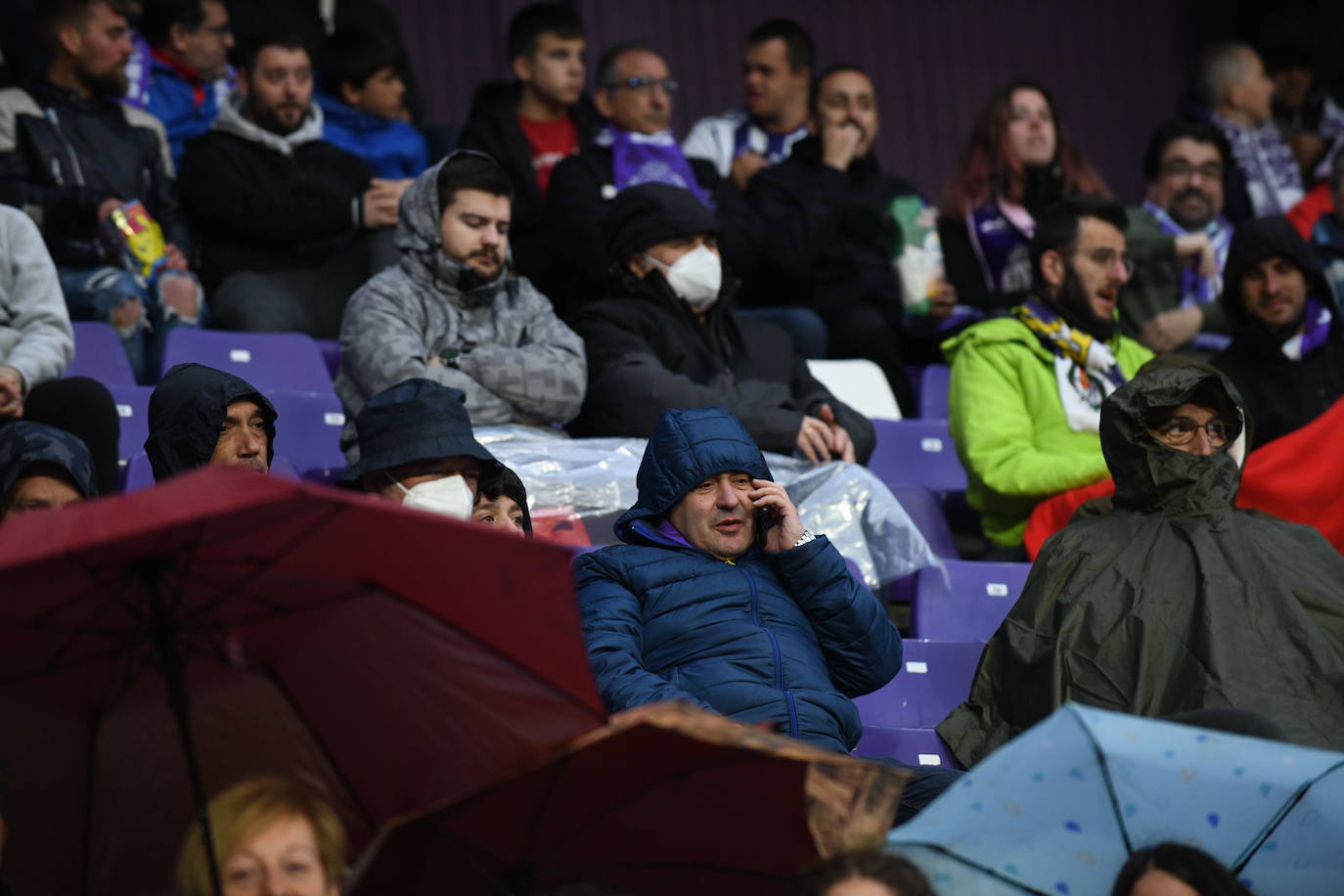 Aficionados en las gradas del Zorrilla durante el encuentro con la Real Sociedad B. 