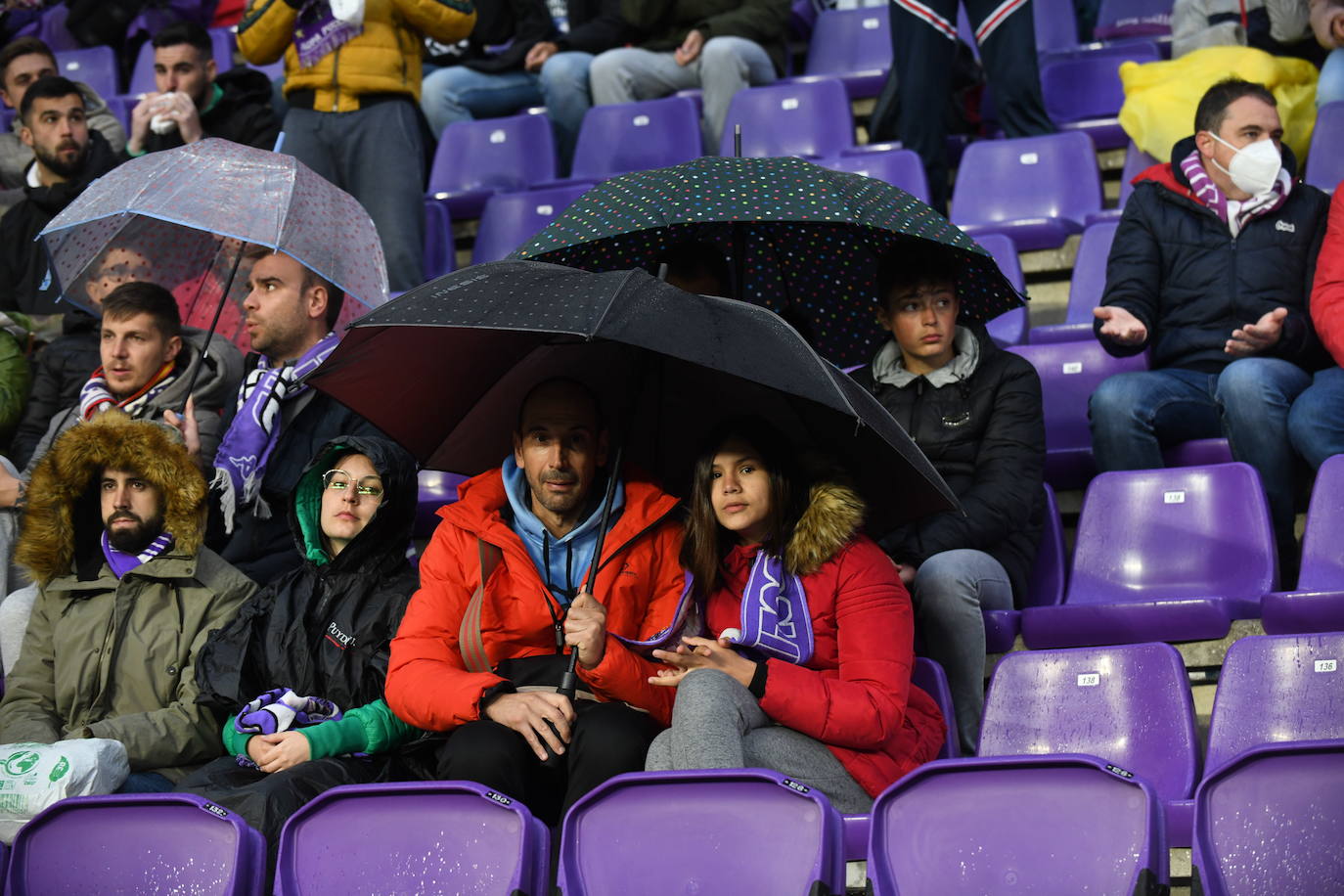 Aficionados en las gradas del Zorrilla durante el encuentro con la Real Sociedad B. 