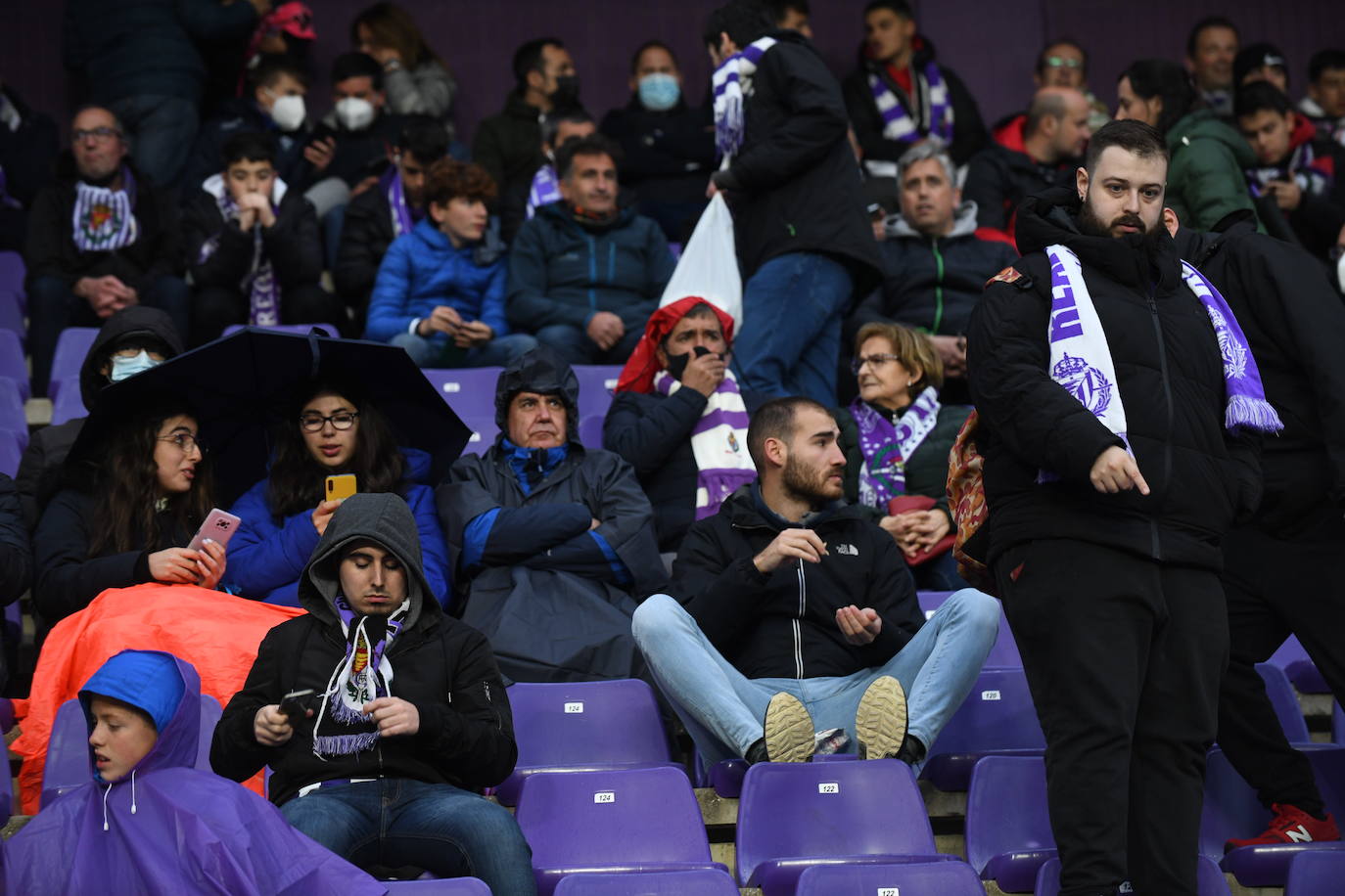 Aficionados en las gradas del Zorrilla durante el encuentro con la Real Sociedad B. 