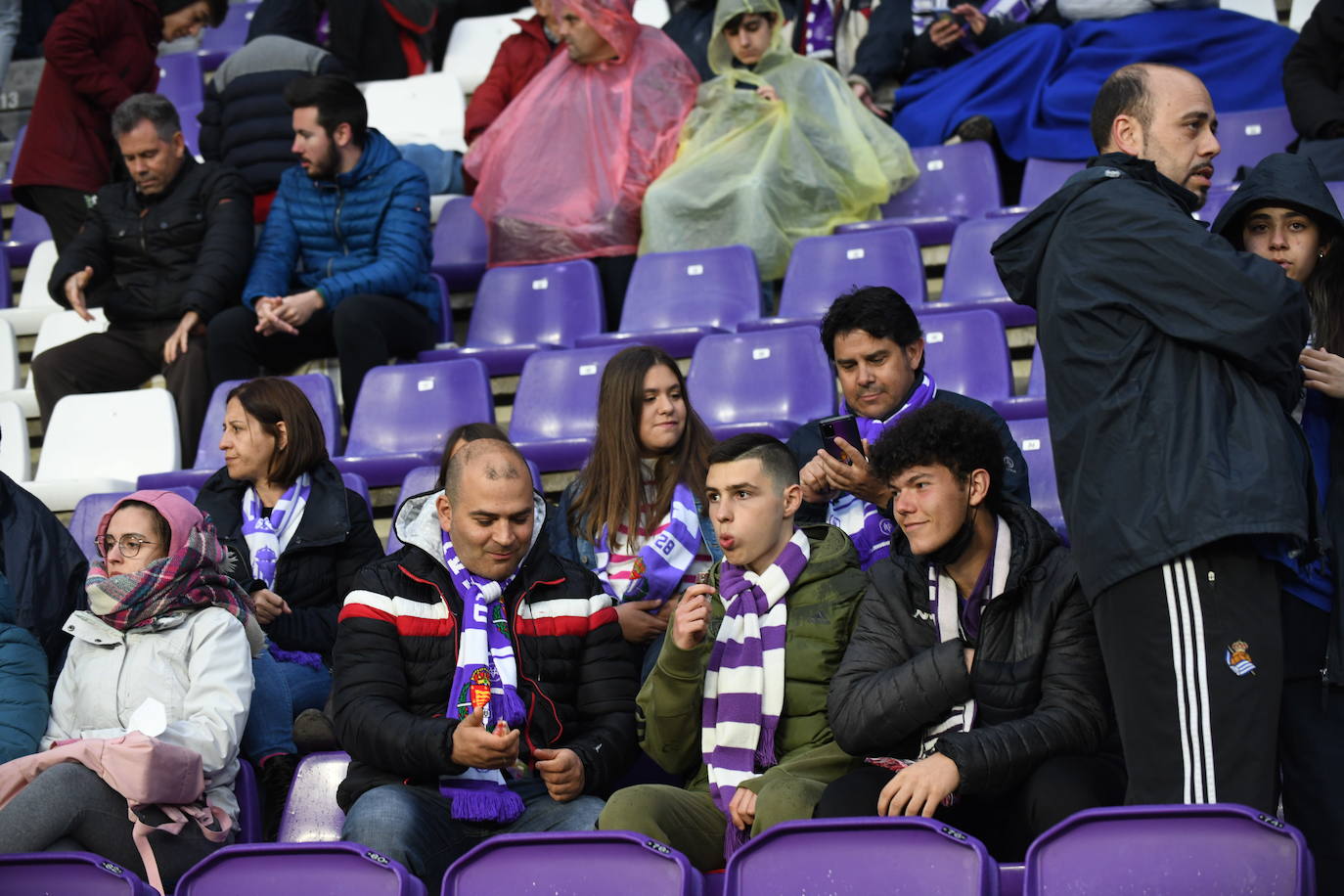 Aficionados en las gradas del Zorrilla durante el encuentro con la Real Sociedad B. 