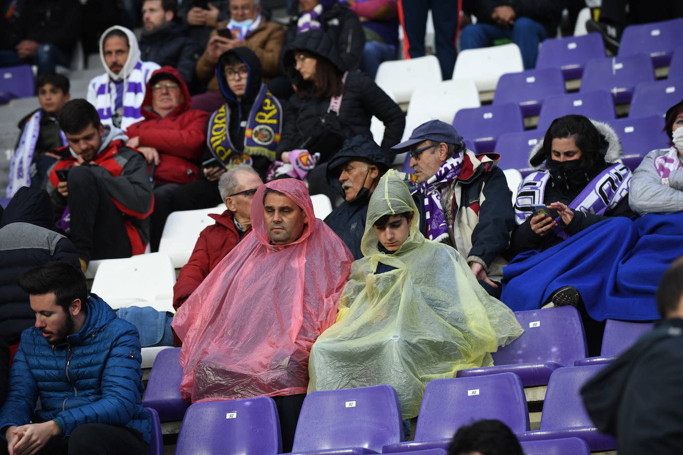 Aficionados en las gradas del Zorrilla durante el encuentro con la Real Sociedad B. 