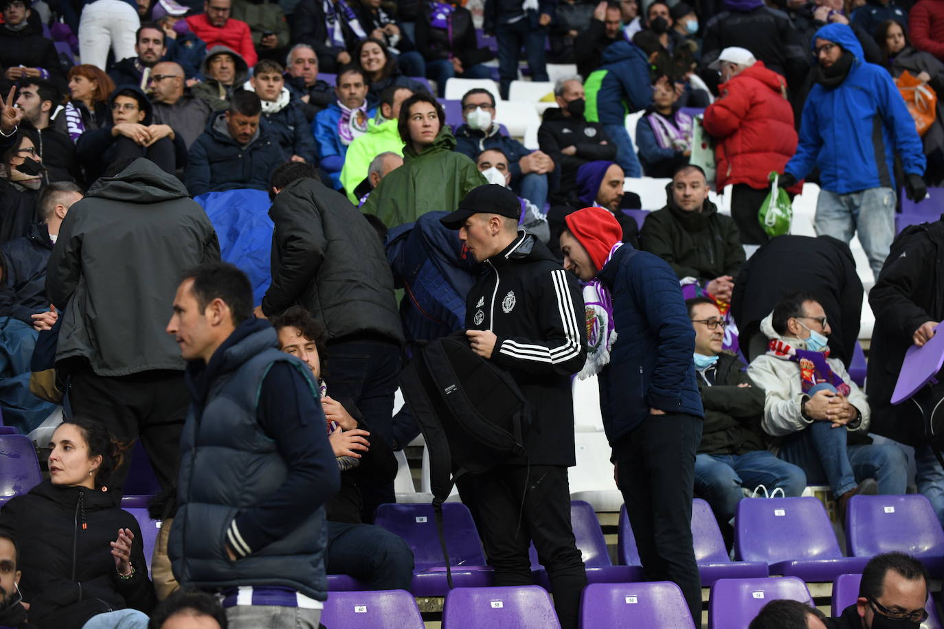 Aficionados en las gradas del Zorrilla durante el encuentro con la Real Sociedad B. 