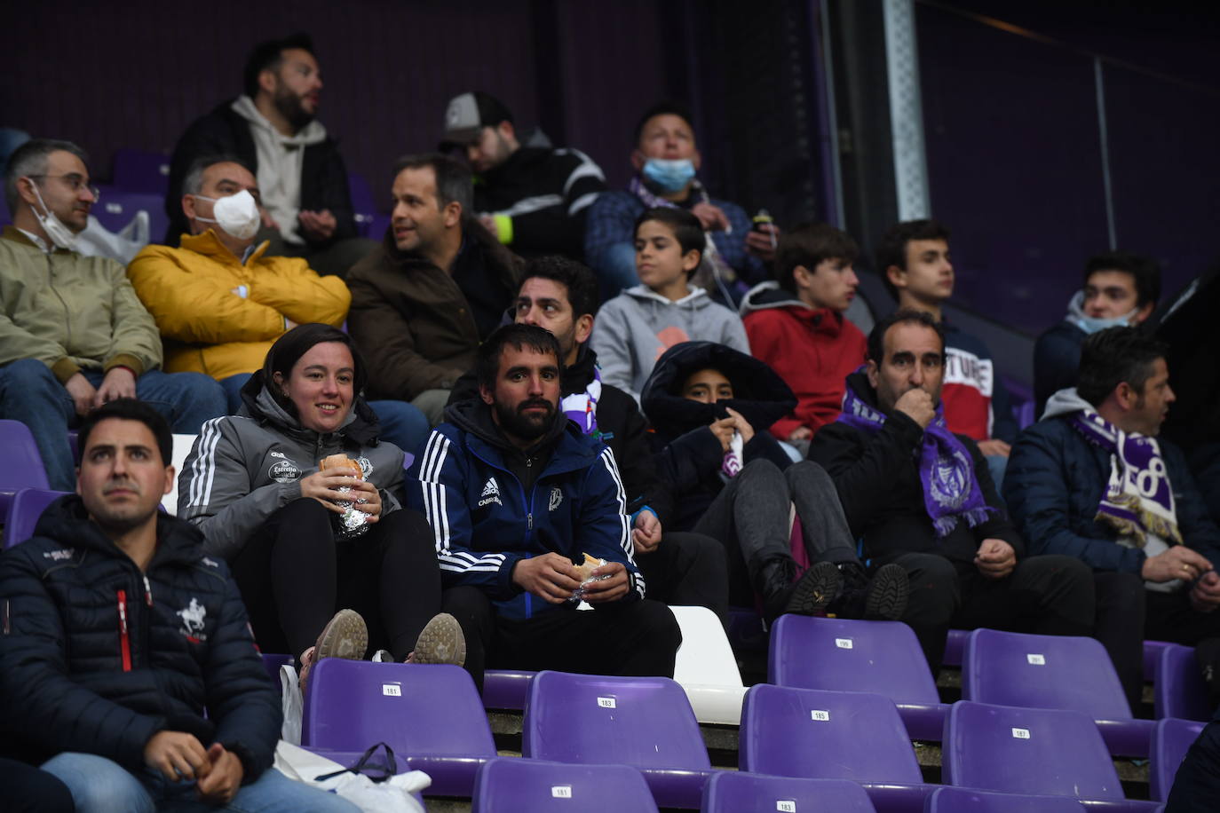 Aficionados en las gradas del Zorrilla durante el encuentro con la Real Sociedad B. 