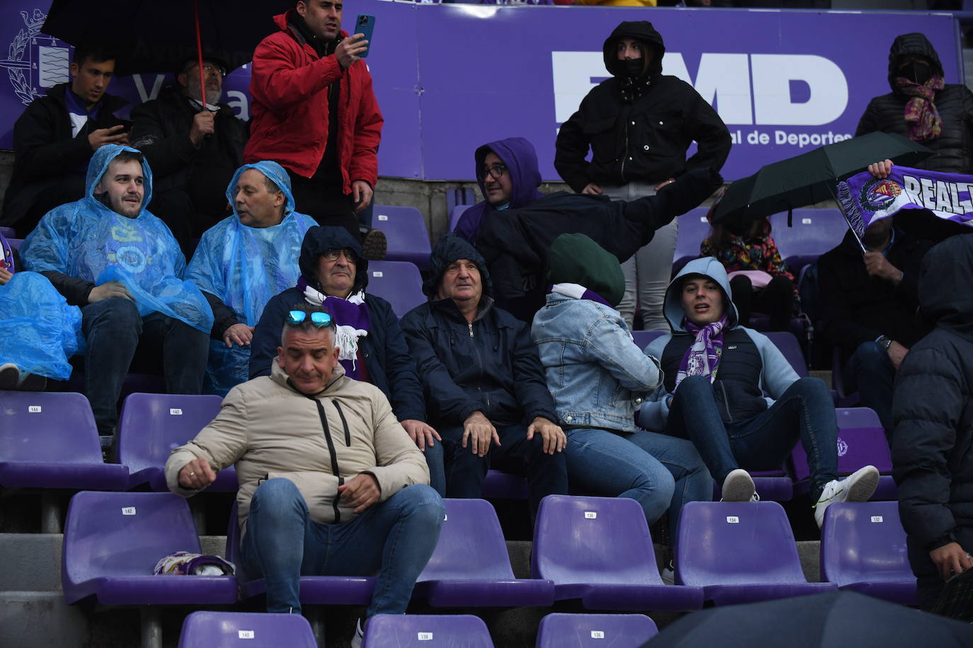 Aficionados en las gradas del Zorrilla durante el encuentro con la Real Sociedad B. 