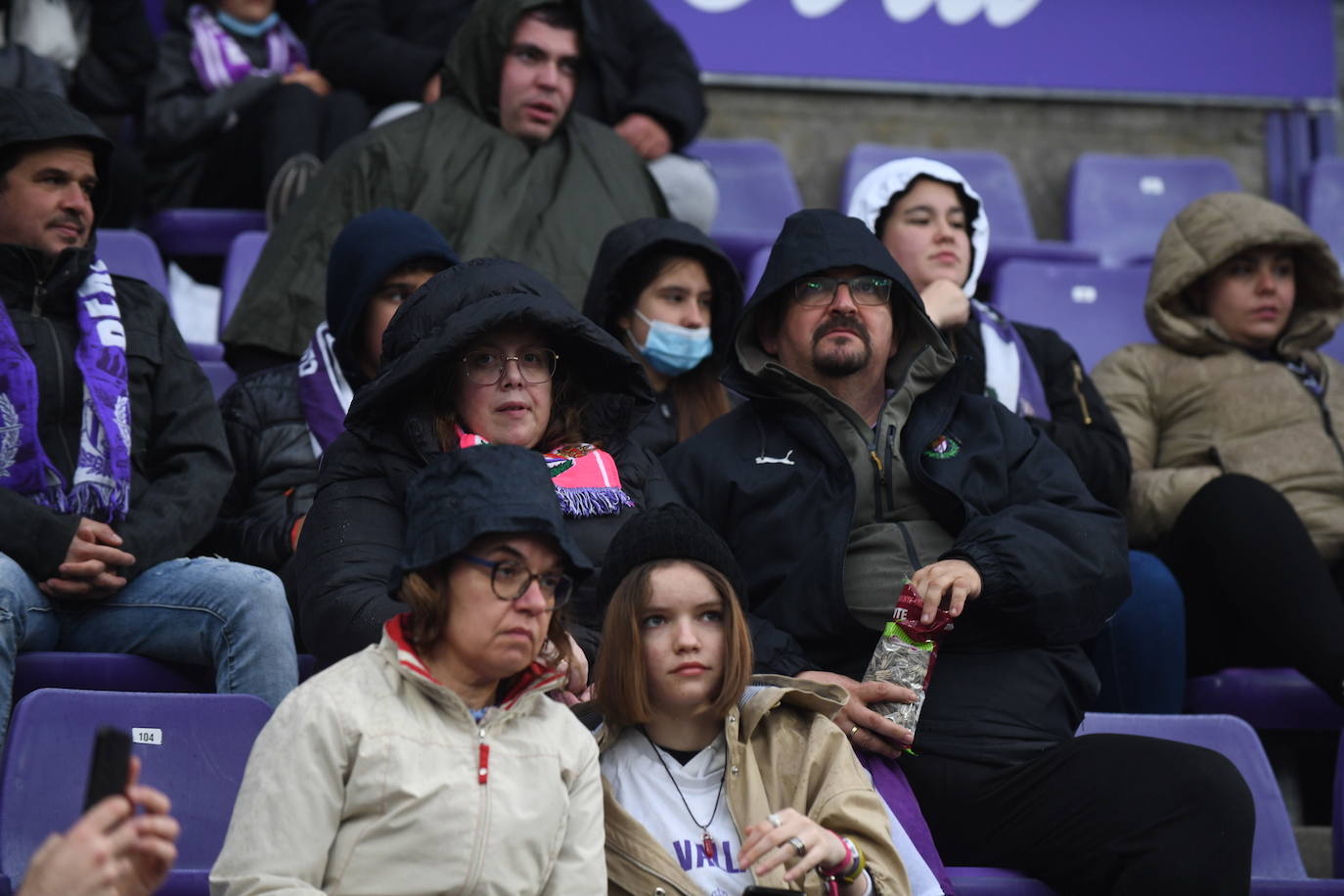 Aficionados en las gradas del Zorrilla durante el encuentro con la Real Sociedad B. 