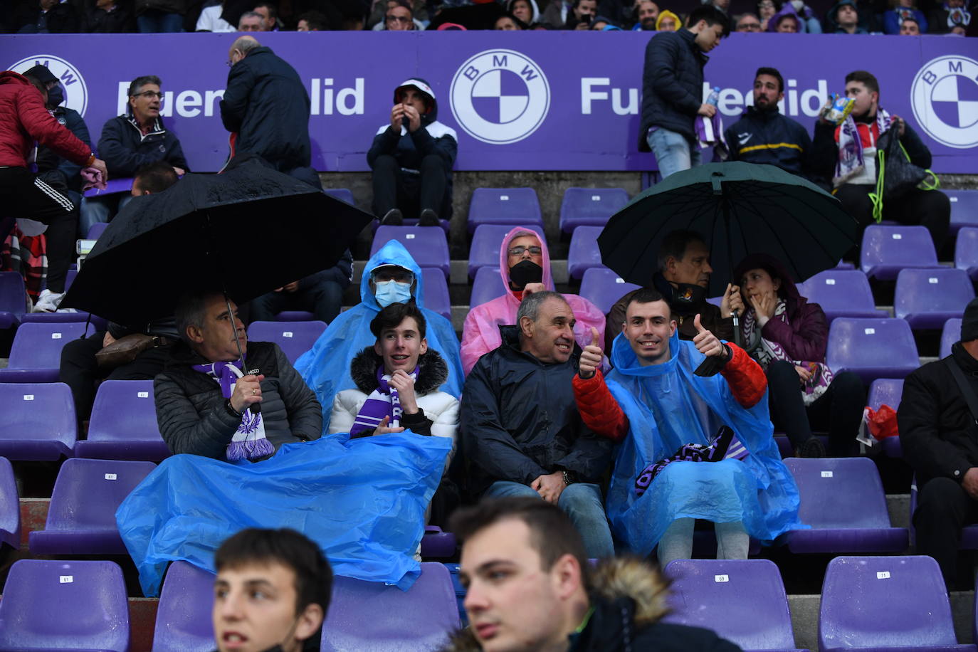 Aficionados en las gradas del Zorrilla durante el encuentro con la Real Sociedad B. 