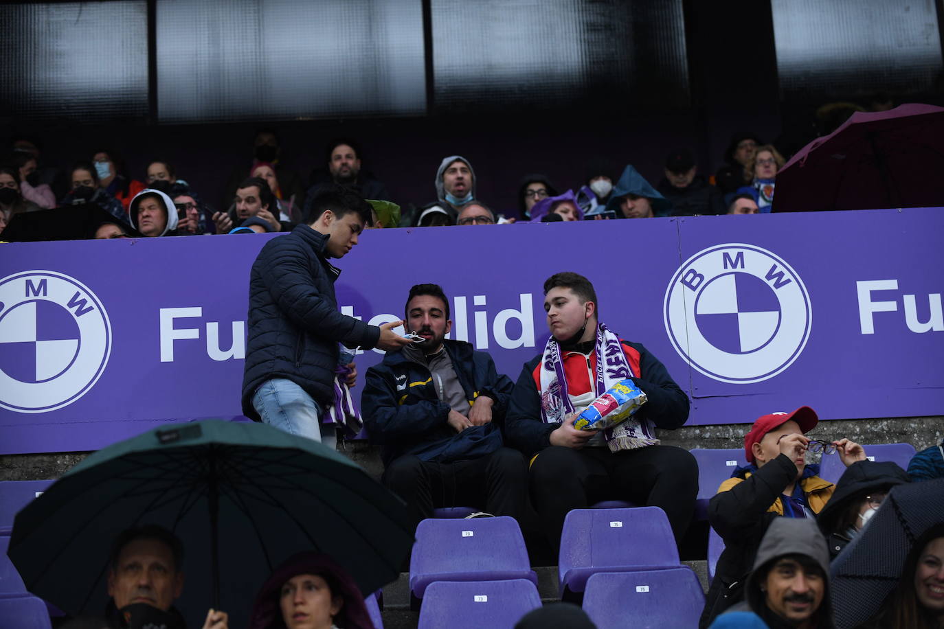 Aficionados en las gradas del Zorrilla durante el encuentro con la Real Sociedad B. 