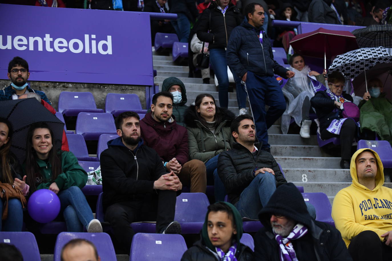 Aficionados en las gradas del Zorrilla durante el encuentro con la Real Sociedad B. 