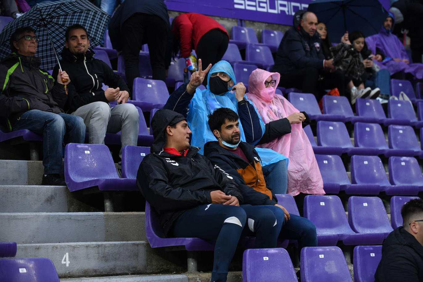 Aficionados en las gradas del Zorrilla durante el encuentro con la Real Sociedad B. 