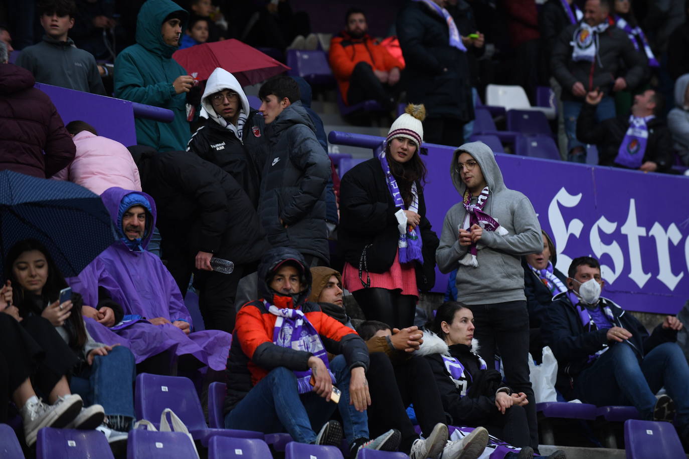 Aficionados en las gradas del Zorrilla durante el encuentro con la Real Sociedad B. 