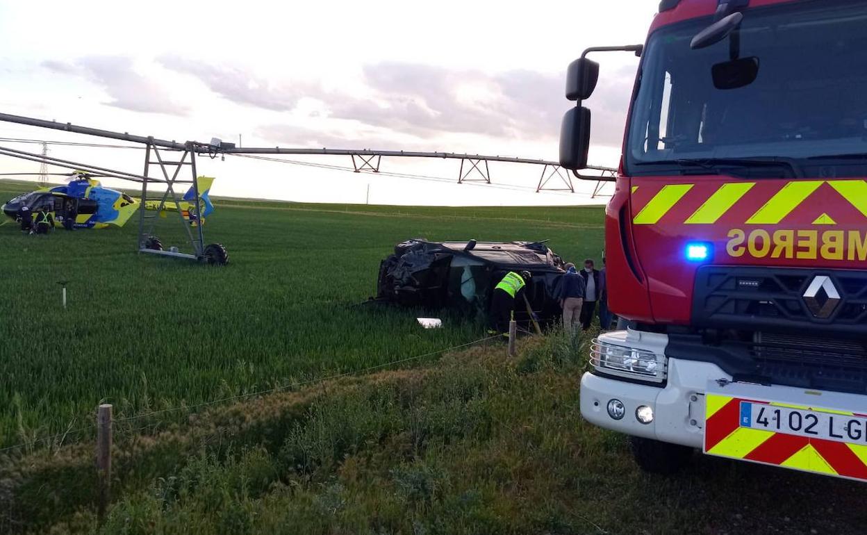 El vehículo accidentado en Villalar, volcado sobre una finca agrícola.