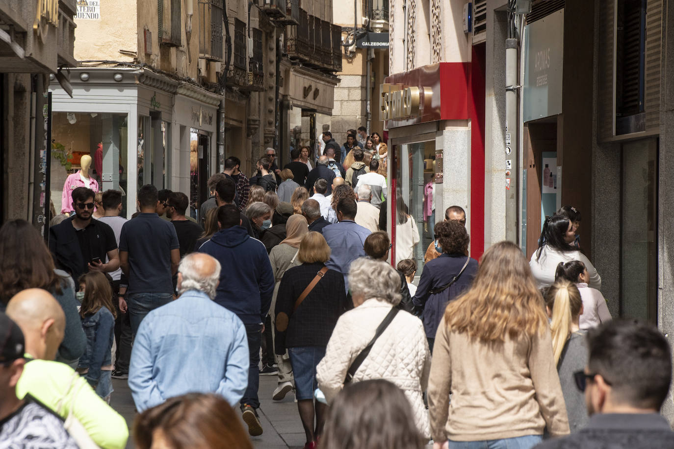 Turistas pasean por la Calle Real de Segovia.