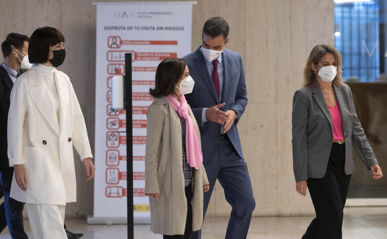 Margarita Robles y Pedro Sánchez conversan en un acto en octubre de 2021. 