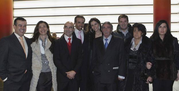 Jorge Castro, Elba Rosique, Santiago Castro, David Castro, Yolanda Font, Clemente Castro, Ana González y Ana Castro posan durante el acto de homenaje a la dinastía Luguillano, en la Segunda Semana Cultural de la Federación Taurina de Valladolid en 2010. 