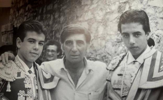 Clemente Castro Luguillano, flanqueado por sus hijos Jorge y David, en una imagen familiar de la página Sentir Taurino. 