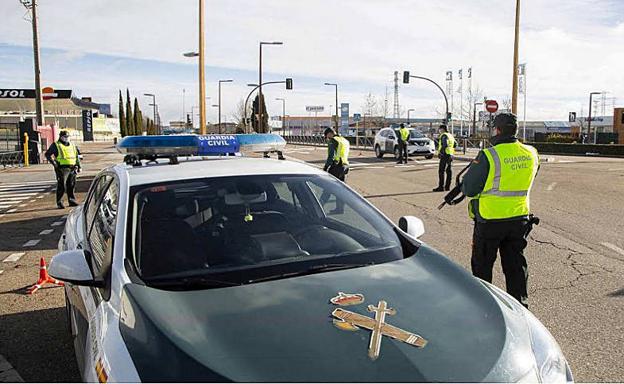 Circula sin carné y huye de los agentes cuando llevaba drogas en el coche en Cabezón