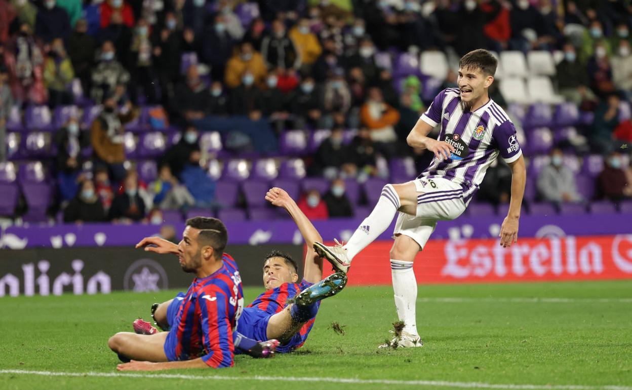 Toni Villa deja sentados a dos jugadores del Eibar antes de dsiaparar en el partido de ida. 