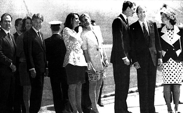 La familia real, en primer término, seguida por los presidentes del Gobierno y de Andalucía durante su recorrido por la exposición.