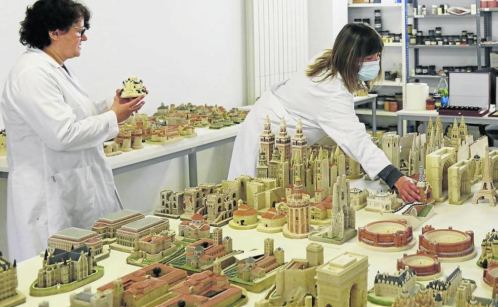 Rosa Martín, a la izquierda, y Rocío Cagigal muestran sus creaciones en el taller artesanal de Ornamentos Arquitectónicos de Santa María la Real .