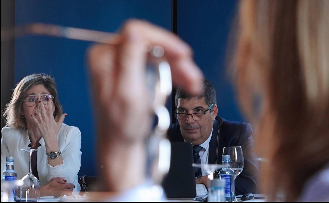 Marta Alonso, directora de la Territorial Noroeste de BBVA y Michel Cardoso, economista jefe para España de BBVA en la presentación del informe 'Situación en Castilla y León'. 