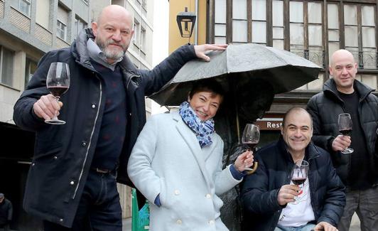 Los hermanos Jesús Ángel, Alicia, José Ignacio y Javier Castrodeza delante del restaurante Villa Paramesa. 