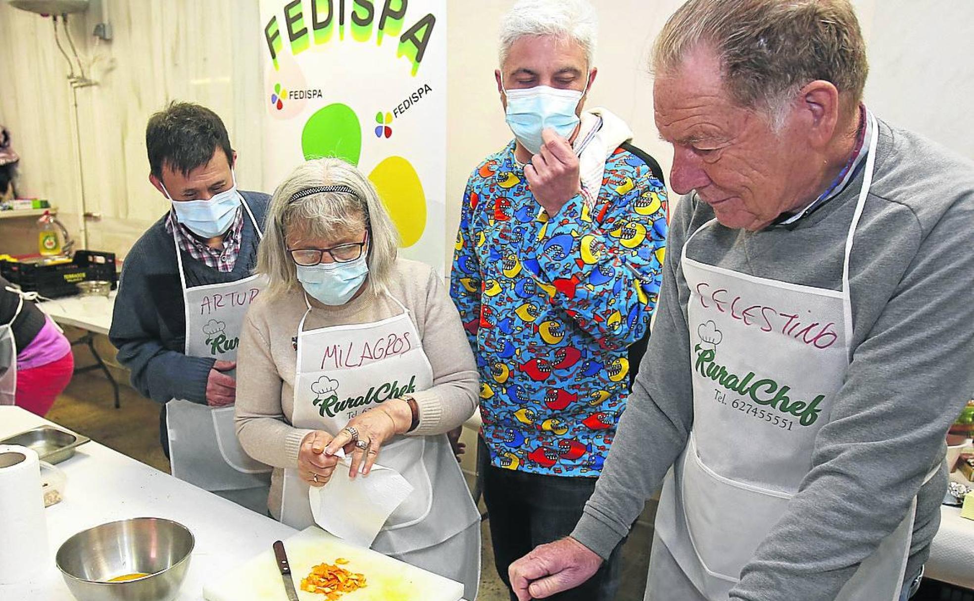 Víctor Carranza explica cómo preparar la leche frita, ayer en el taller 'Cocina para Todos'