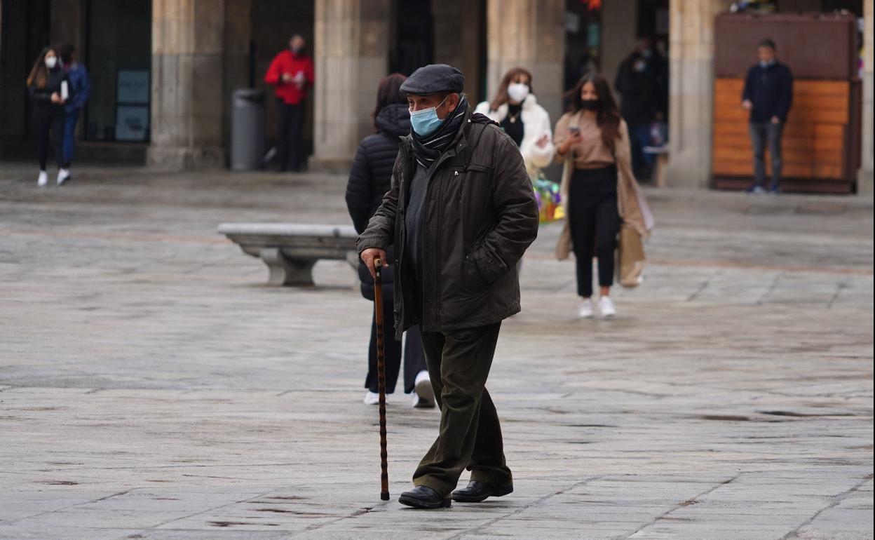 Un jubilado pasea por el centro de Salamanca. 