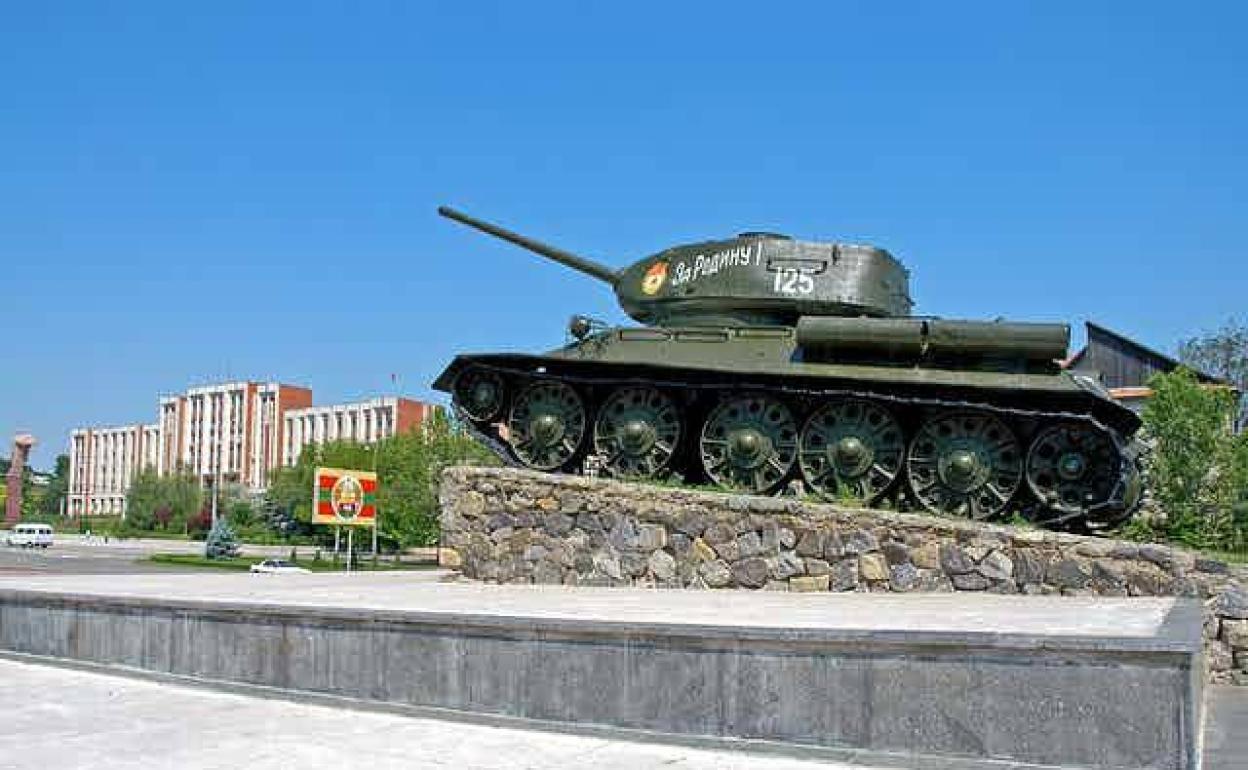 Tanque convertido en monumento frente al edificio del gobierno de Transnistria, en Tiraspol, Modavia. 