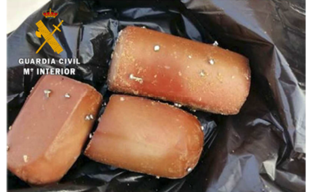 Los trozos de salchicha con alfileres localizados por la Guardia Civil. 