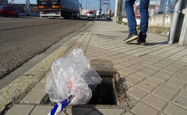 Alertan del robo de tapas de arquetas en las aceras del polígono de Argales