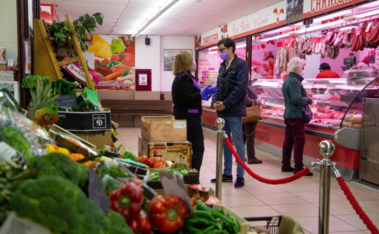 Mateos conversa con una propietaria de un pusto.