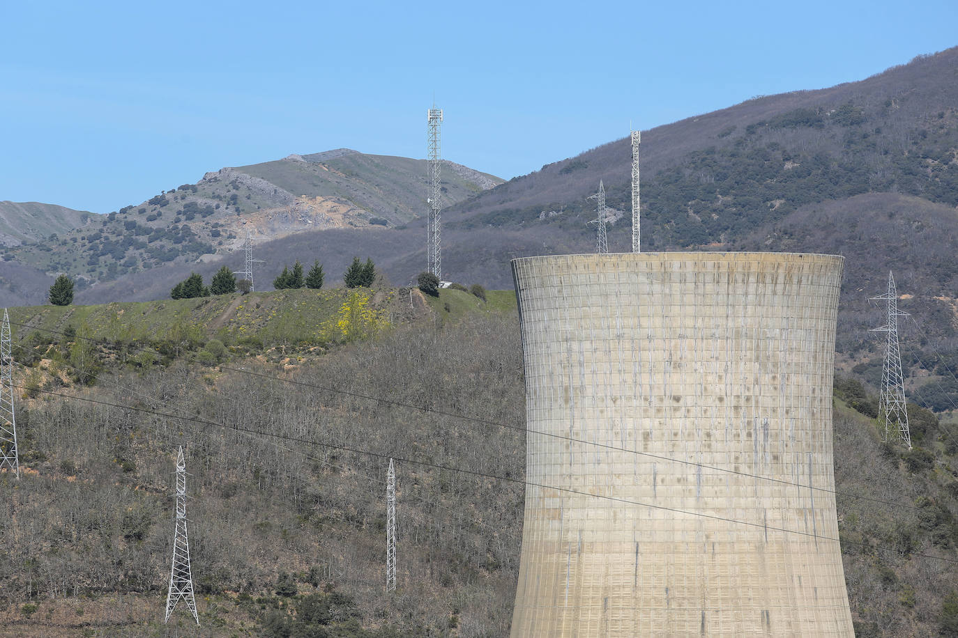 Fotos: Voladura de las torres de la central térmica de La Robla