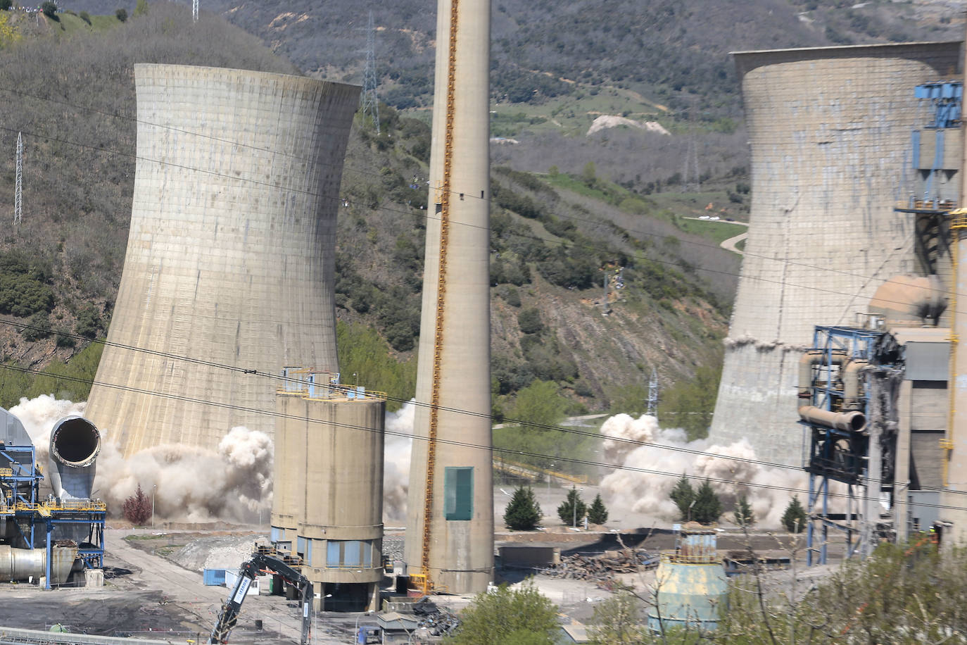 Fotos: Voladura de las torres de la central térmica de La Robla